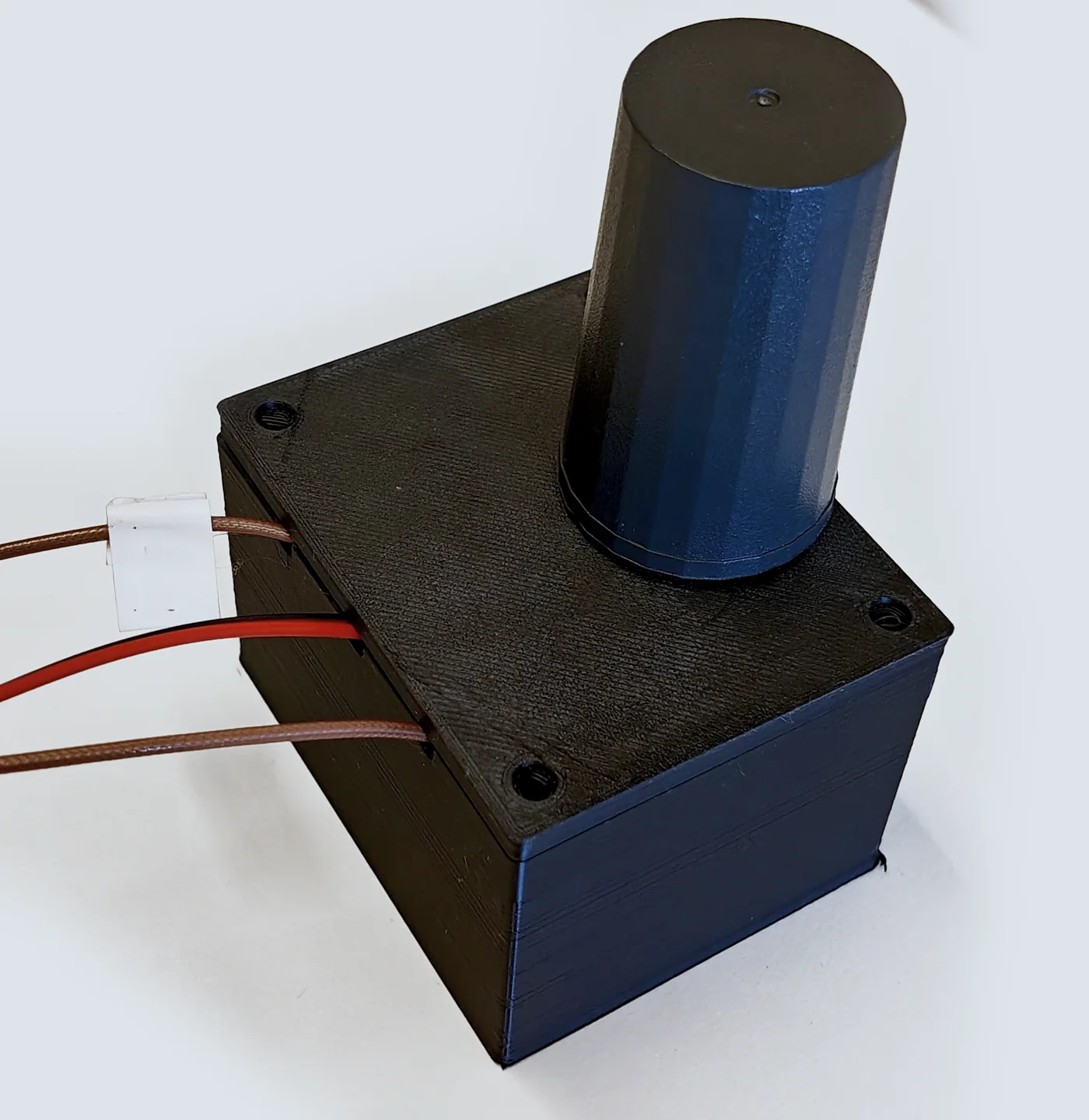 Skudo KIRO satellite communication unit with antenna.